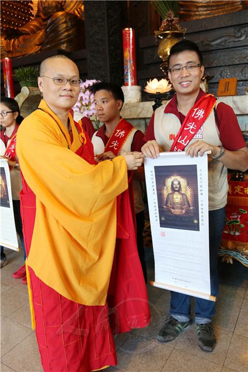 「佛光山」千位青年台湾佛光山三步一拜朝山礼佛 体验登高自谦修行