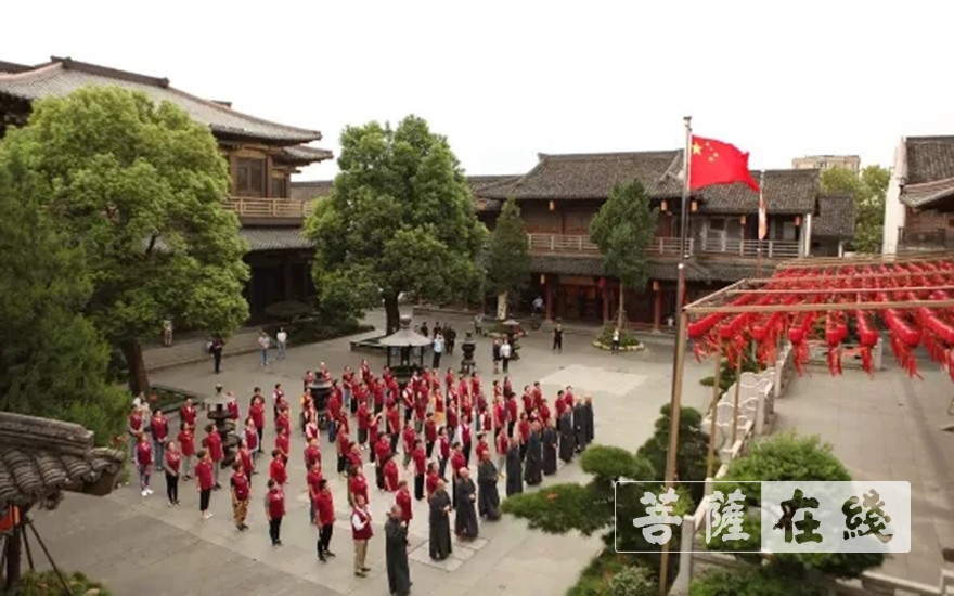 「升旗仪式」有序恢复开放首日,浙江省部分寺院举行升国旗仪式 「升旗仪式」有序恢复开放首日,浙江省部分寺院举行升国旗仪式