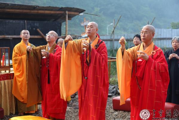 「佛教」浙江雪窦山资圣禅寺举行观澜阁圆顶洒净法会