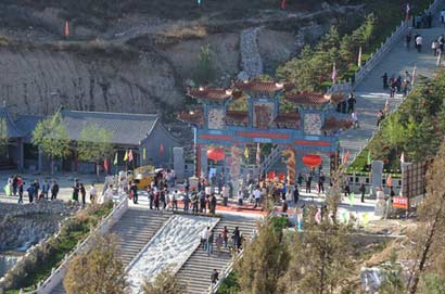 「景点」河北鸡鸣山数万香客烧香纳福 景点里外水泄不通