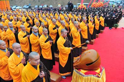 「本焕长老」本焕长老指骨舍利回乡 湖北新洲举行供奉祈福大典