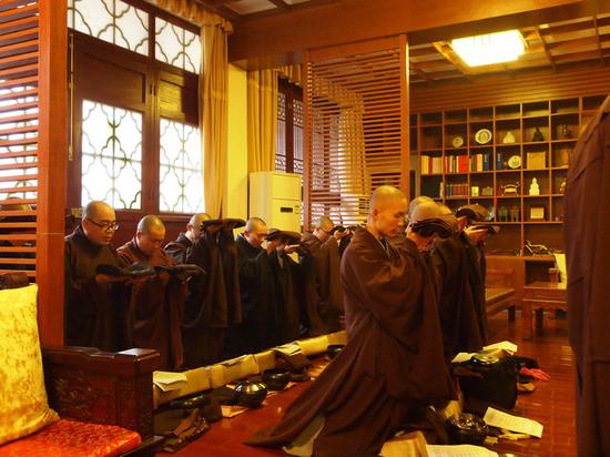 「佛教」江西庐山东林寺祖庭传授沙弥十戒及受衣钵仪式