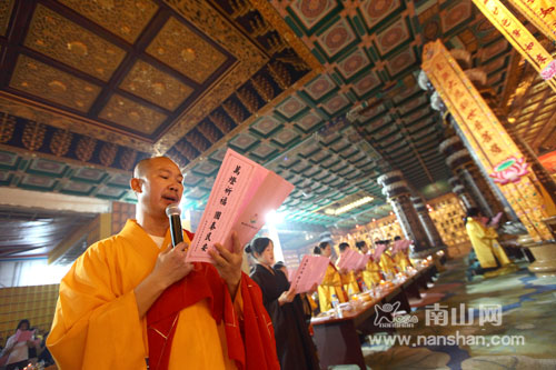 「南山寺」三亚南山寺三十三观音堂：万灯祈福