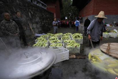 「玉米」少林寺4口大锅煮5000多玉米免费发 「玉米」少林寺4口大锅煮5000多玉米免费发