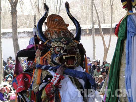 「佛教」西藏日喀则扎什伦布寺举行“驱鬼”仪式（图）