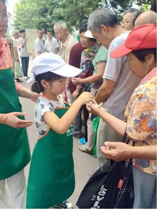 「正能量」随喜水岩寺免费送10800个素包子上街