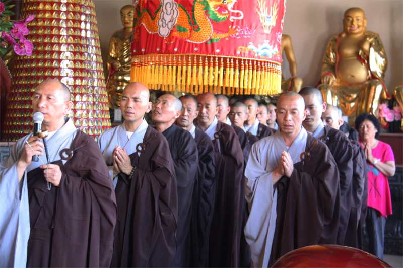「佛教」剃发染衣 炼心学佛——北京天开寺短期出家佛子心得