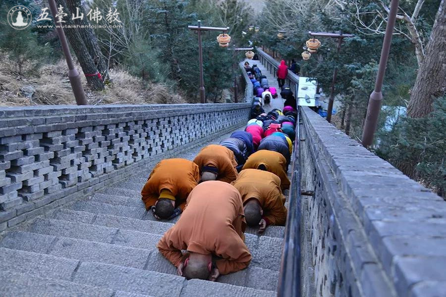 「五台山」五台山文殊洞举办第七届新年祈福朝圣行 三步一拜小朝台