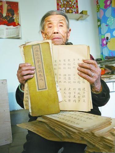 「佛教」92岁老人晒珍藏600年前佛经：伸展后长达数十米