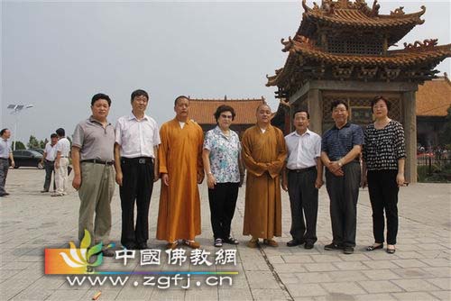 「佛教」著名评书表演艺术家刘兰芳参访河南香山普门禅寺