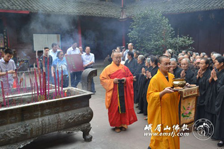 「金刚经」四川峨眉山报国寺恭迎大字《金刚经》一部至大雄宝殿供奉