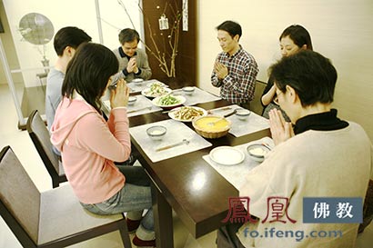 「法鼓山」放下手机吃年饭 台湾法鼓山禅味新年倡导惜福