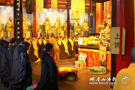 「佛教」香港大屿山观音寺福田组朝圣团到峨眉山报国寺供佛斋僧