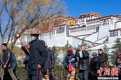 「布达拉宫」三月拉萨“春忙”万象 朝佛信众围绕布达拉宫转经祈福