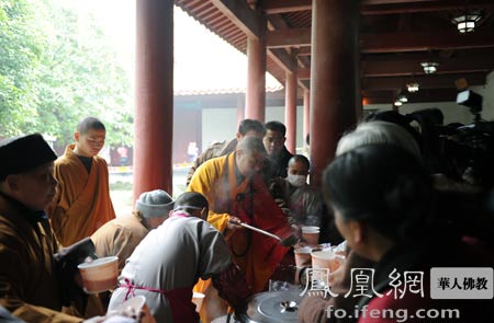「年夜饭」元旦喜逢腊八 各地寺院施粥祈福迎新年