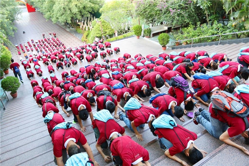 「佛光山」千位青年台湾佛光山三步一拜朝山礼佛 体验登高自谦修行