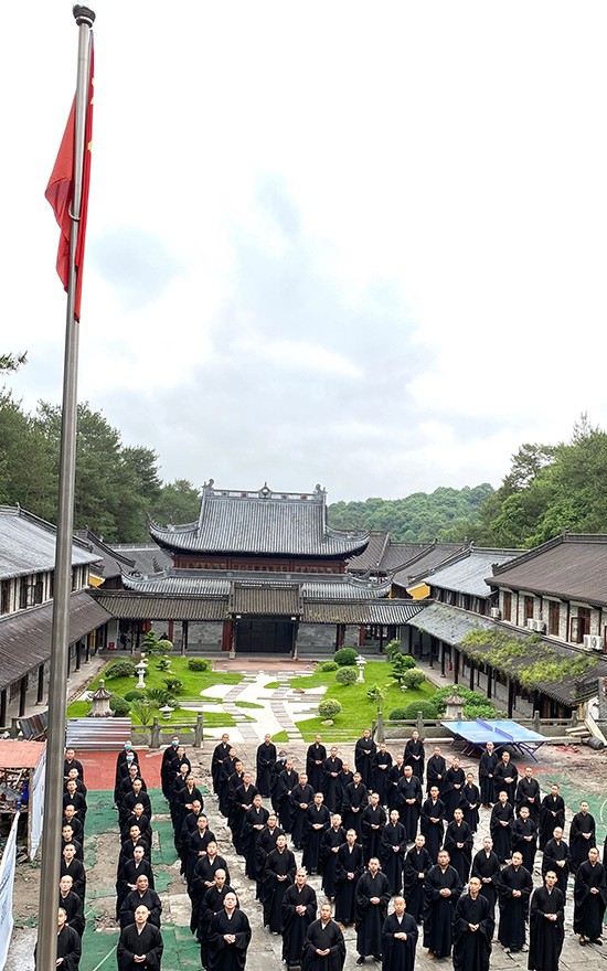 「佛教」雪窦山华林讲寺开放首日，五星红旗高高飘扬