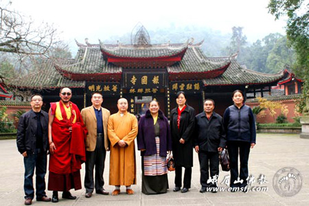 「报国寺」十一世班禅母亲桑吉卓玛一行朝礼四川峨眉山报国寺
