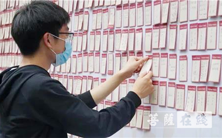 「佛教」嵩山少林寺于恢复开放首日为游客派发福粽