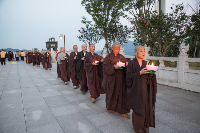 「佛教」江西东林寺净土苑在东林大佛举行供灯法会