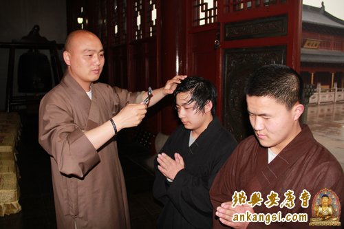 「佛教」浙江安康寺方丈法弘大和尚为三位善男子剃发出家