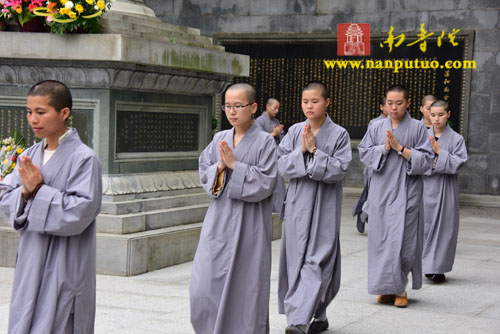 「南普陀寺」福建厦门南普陀寺、闽南佛学院举行清明扫塔上供祭祖法会 「南普陀寺」福建厦门南普陀寺、闽南佛学院举行清明扫塔上供祭祖法会