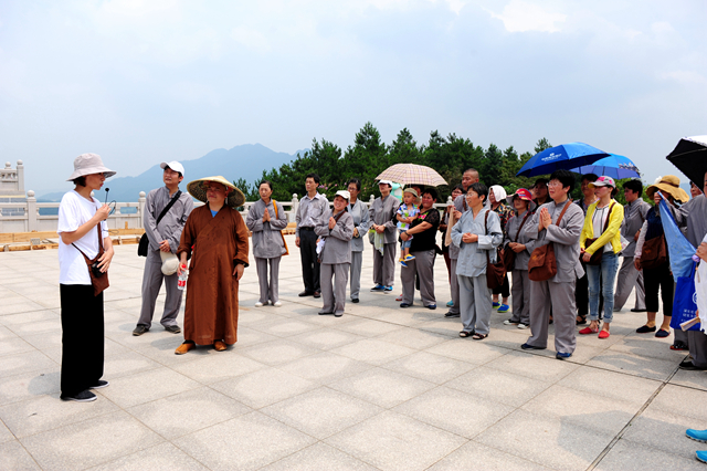 「佛教」灵岩山寺悟戒法师率众朝礼江西东林大佛