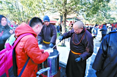 「腊八节」满城尽是腊八粥 京城民众踏雪古刹品佛粥