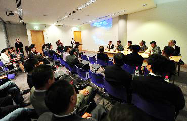 「华侨华人」中国藏学家代表团与瓦伦西亚华侨华人留学生座谈