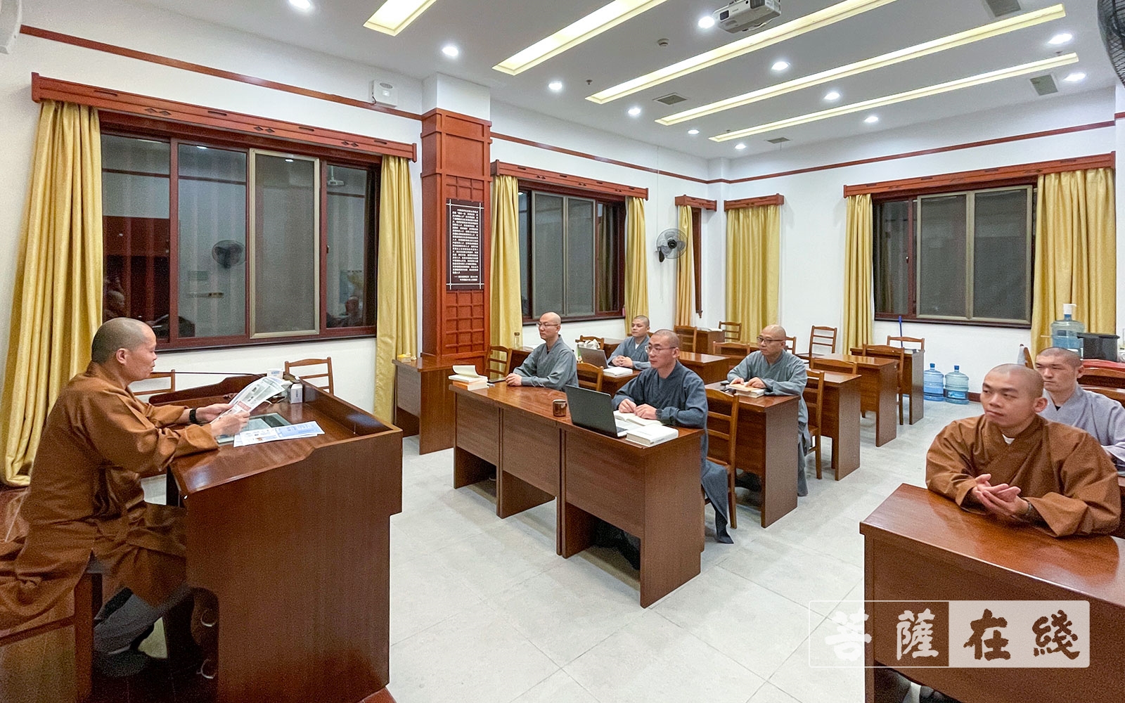 「电信网络」中国佛学院普陀山学院组织各班学习《防范电信网络诈骗宣传手册》 「电信网络」中国佛学院普陀山学院组织各班学习《防范电信网络诈骗宣传手册》