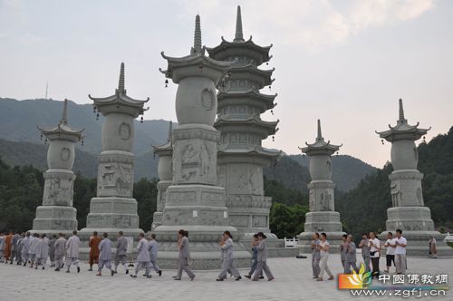 「佛教」广东六祖寺禅定法师带领百天短期出家众三步一拜礼佛话动圆满