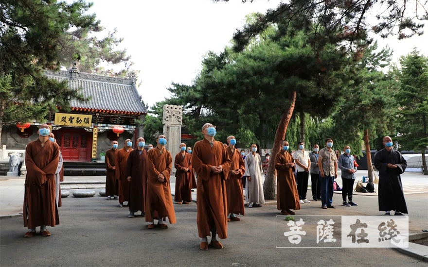 长春般若寺恢复开放首日举行升旗仪式