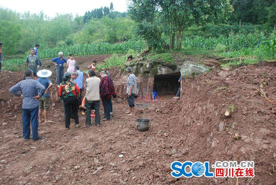 「安岳」四川安岳村民在毗卢寺旧址挖出数百年前石刻造像