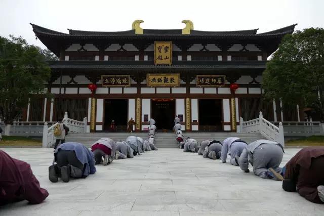 「佛教」“杭州佛教义工联盟”的义工居士来到安福寺朝圣礼佛，聆听达照法师开示