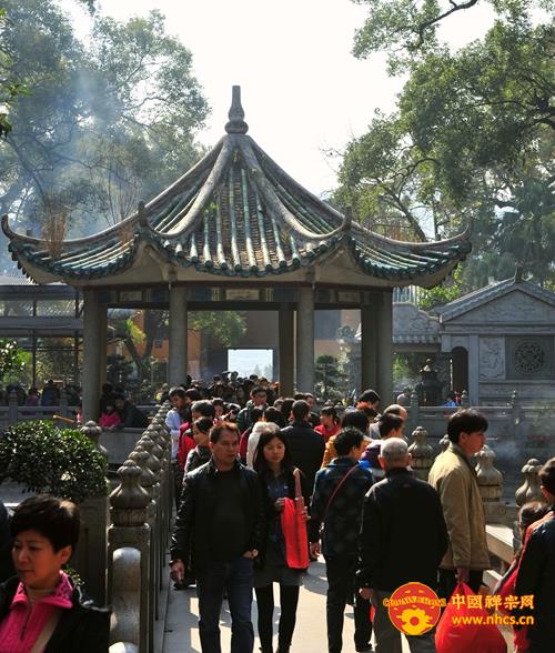 「社会万象」广东南华禅寺新颜迎新年 八十老妇虔诚拜六祖