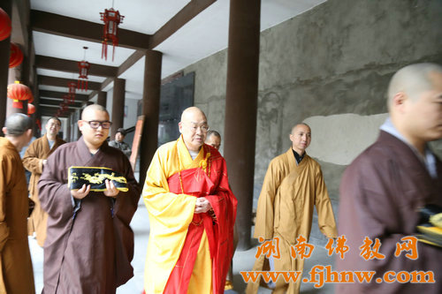 「佛教」湖南省佛教协会2015年传授二部僧戒法会广法寺(男众)举行结界洒净 「佛教」湖南省佛教协会2015年传授二部僧戒法会广法寺(男众)举行结界洒净