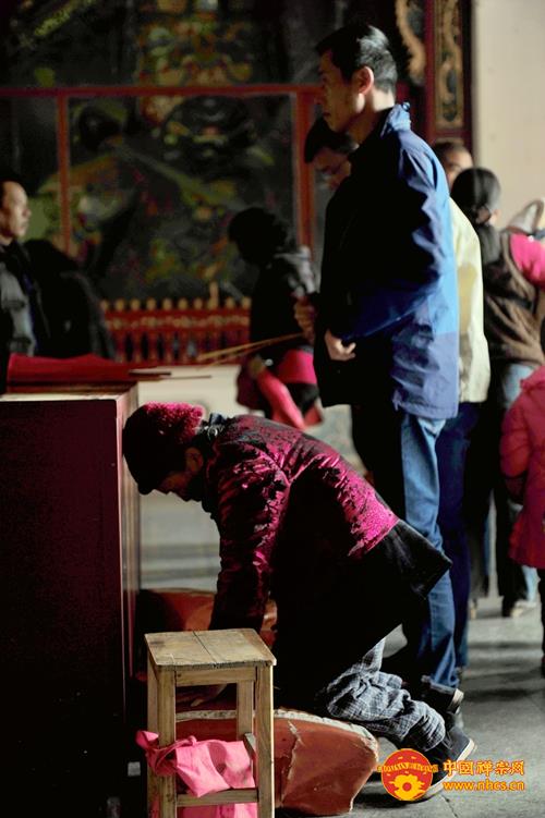 「社会万象」广东南华禅寺新颜迎新年 八十老妇虔诚拜六祖