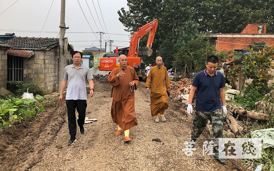 「抗洪抢险」合肥庐江县庆复禅寺原方丈慧庆法师为一线抗洪抢险人员送去生活慰问物资 「抗洪抢险」合肥庐江县庆复禅寺原方丈慧庆法师为一线抗洪抢险人员送去生活慰问物资