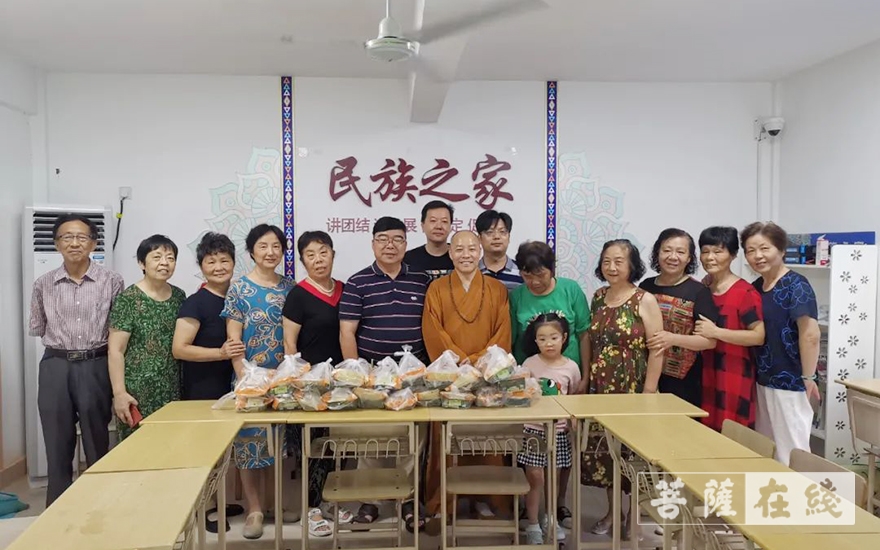 「佛教」夏日送清凉 关爱暖人心——上海省殿禅寺开展慈善活动 「佛教」夏日送清凉 关爱暖人心——上海省殿禅寺开展慈善活动
