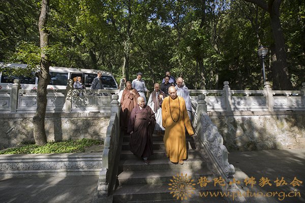 「佛教」普陀山普济禅寺道慈大和尚一行赴佛教颐养堂和敬老院进行重阳节慰问