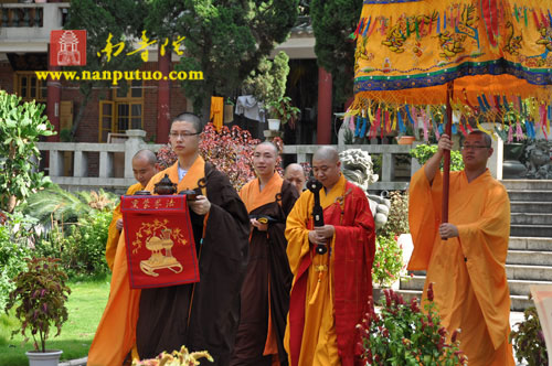 「南普陀寺」南普陀寺方丈则悟大和尚为信众传授皈依并开示