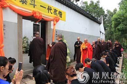 「灵岩山」明学长老舍利安放法会在苏州灵岩山寺塔院举行