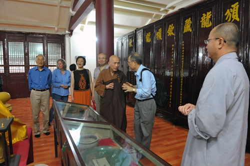 美国万佛圣城恒全法师一行参访广东韶关南华禅寺