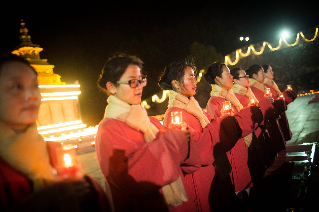「万众」广东韶关东华禅寺举行万众供灯典礼