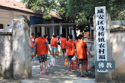 「佛教」“善财之家大学生义工团”关爱鳏寡老人走进福利院