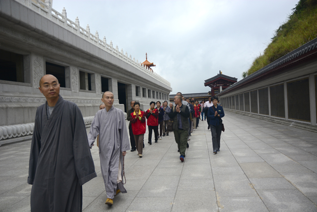 「射阳」江苏射阳息心寺、敦煌雷音寺缁白二众虔诚朝礼江西东林大佛