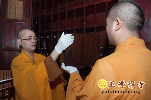 「佛教」上海玉佛禅寺举行乙未年晒经法会