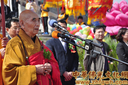 「佛教」山东龙口南山大佛开光八周年庆典隆重举行 三万游客创新高