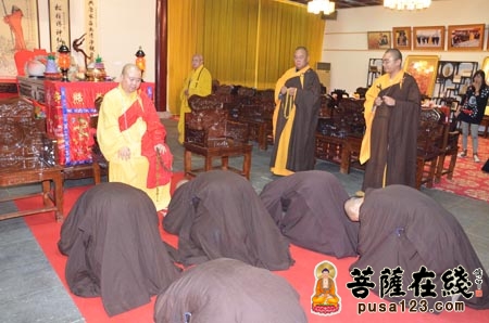 「佛教」觉醒大和尚为常州天宁禅寺新戒弟子作沙弥忏摩