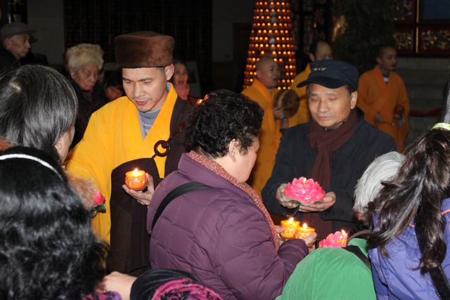 「华岩」重庆华岩文教基金会昨日举行新年点灯祈福活动 「华岩」重庆华岩文教基金会昨日举行新年点灯祈福活动